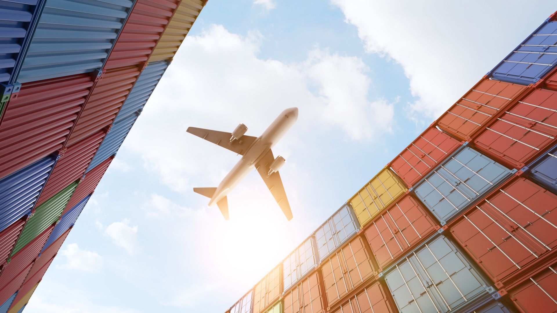 Avión de carga sobre contenedores de paquetería