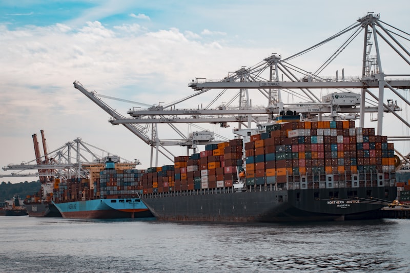 Buque de carga con contenedores en puerto